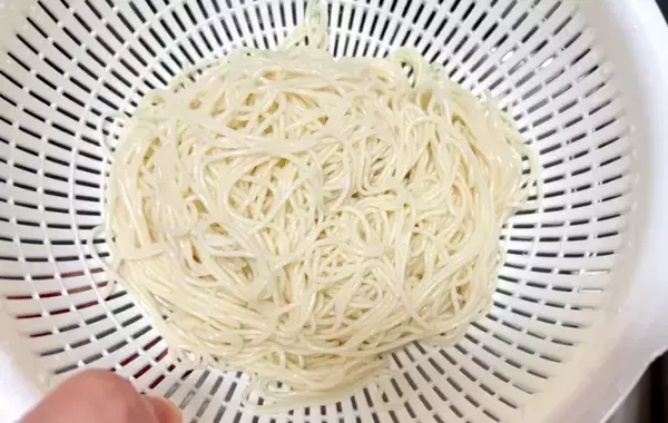 「そうめんに「小さじ1杯」混ぜたのは…　意外な味つけに「具なしでもいい」「めんつゆに飽きたらコレ」」の画像