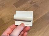 「不要な紙に『ガムテープ』を貼るだけ！　椅子の下へ差し込むだけの掃除術に「しっかり汚れが取れた」」の画像1