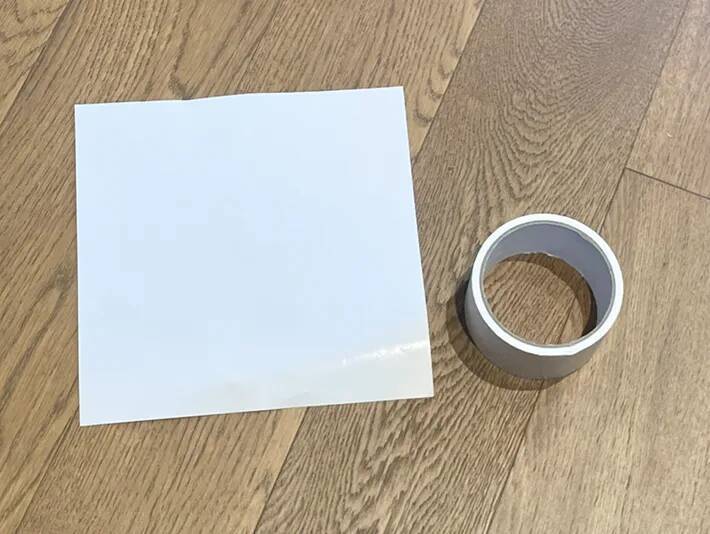 不要な紙に『ガムテープ』を貼るだけ！　椅子の下へ差し込むだけの掃除術に「しっかり汚れが取れた」