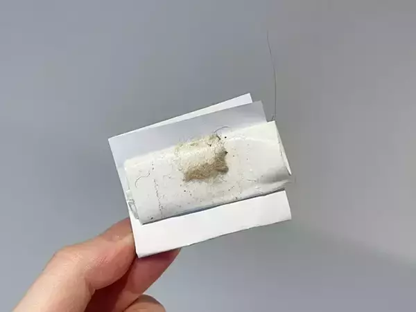 「不要な紙に『ガムテープ』を貼るだけ！　椅子の下へ差し込むだけの掃除術に「しっかり汚れが取れた」」の画像