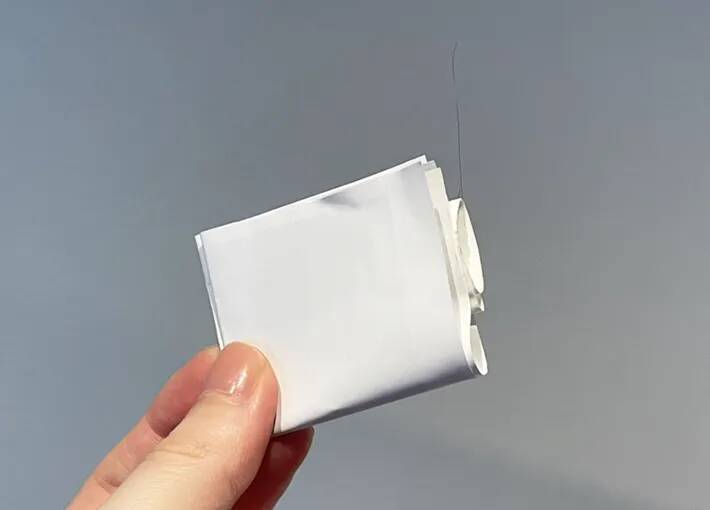 不要な紙に『ガムテープ』を貼るだけ！　椅子の下へ差し込むだけの掃除術に「しっかり汚れが取れた」