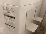 「洗濯機横にラックは要りません！　100均『ブックエンド』を貼るだけで収納が倍になった」の画像1
