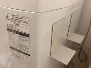 洗濯機横にラックは要りません！　100均『ブックエンド』を貼るだけで収納が倍になった