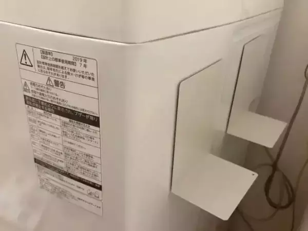 洗濯機横にラックは要りません！　100均『ブックエンド』を貼るだけで収納が倍になった