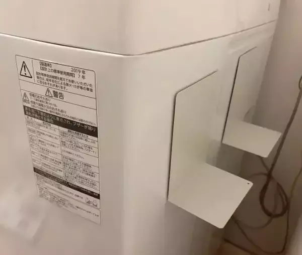 「洗濯機横にラックは要りません！　100均『ブックエンド』を貼るだけで収納が倍になった」の画像
