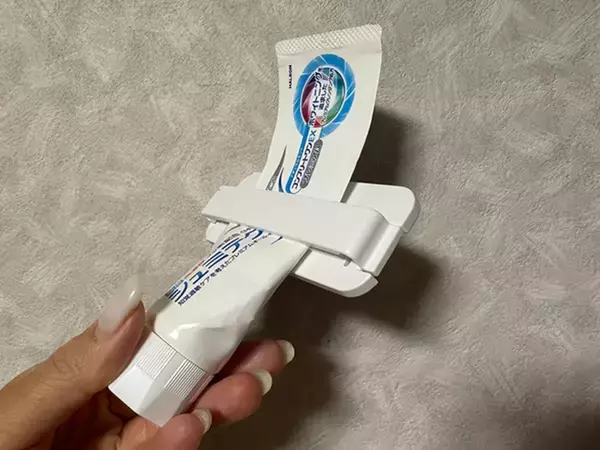 『110円のチューブしぼり』でプチストレス解消！　1台2役で「驚くほど絞れた」【DAISO】