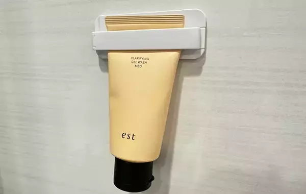 「『110円のチューブしぼり』でプチストレス解消！　1台2役で「驚くほど絞れた」【DAISO】」の画像