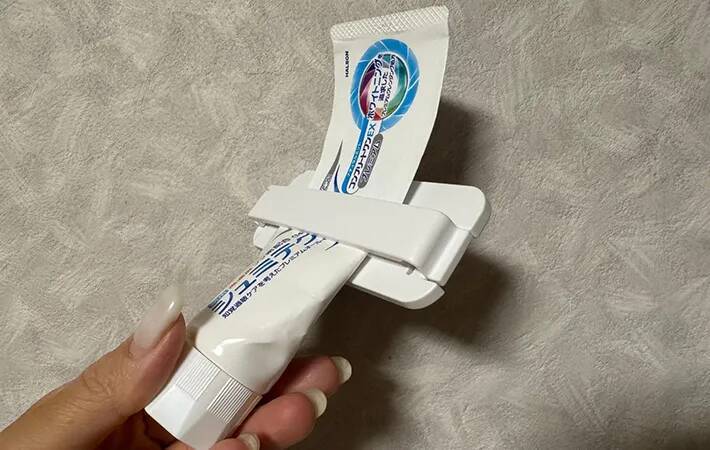 『110円のチューブしぼり』でプチストレス解消！　1台2役で「驚くほど絞れた」【DAISO】