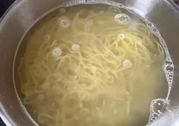 「冷やし中華の麺がくっつかない　『ゆで上がり1分前』のポイント」の画像