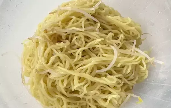 「冷やし中華の麺がくっつかない　『ゆで上がり1分前』のポイント」の画像