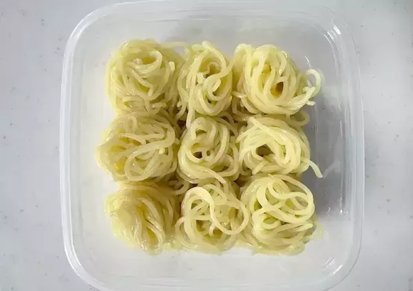 「冷やし中華の麺がくっつかない　『ゆで上がり1分前』のポイント」の画像