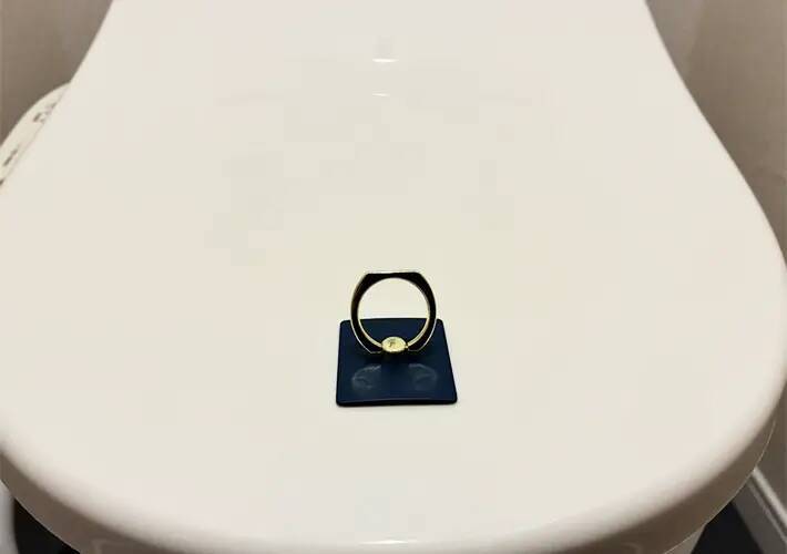 100均のスマホリングを『便器のフタ』に貼るだけ！　トイレの不快感がなくなる活用法が、こちら