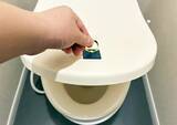 「100均のスマホリングを『便器のフタ』に貼るだけ！　トイレの不快感がなくなる活用法が、こちら」の画像5