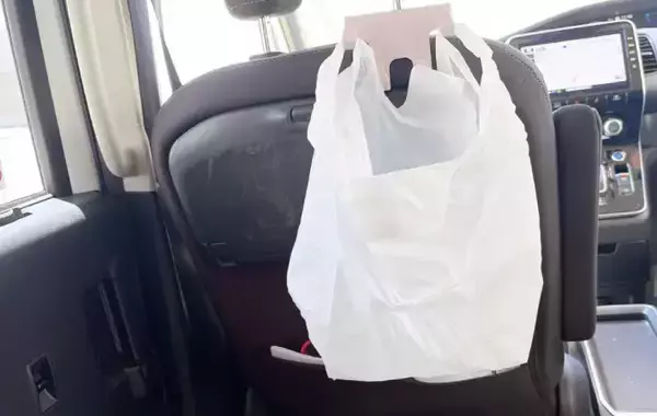 「セリアの『110円フック』　車の座席が片づく使い道に「なんて快適」「子供も嬉しそう」」の画像