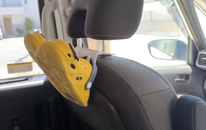 セリアの『110円フック』　車の座席が片づく使い道に「なんて快適」「子供も嬉しそう」