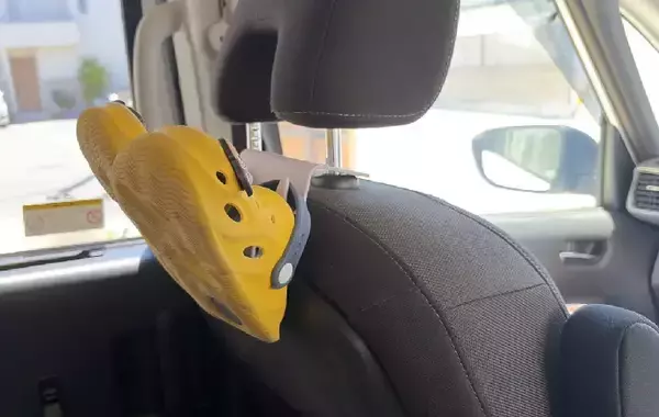 「セリアの『110円フック』　車の座席が片づく使い道に「なんて快適」「子供も嬉しそう」」の画像