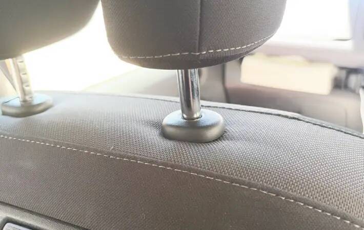 セリアの『110円フック』　車の座席が片づく使い道に「なんて快適」「子供も嬉しそう」