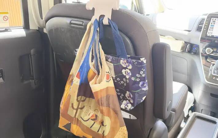 セリアの『110円フック』　車の座席が片づく使い道に「なんて快適」「子供も嬉しそう」
