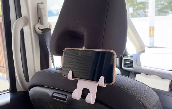 セリアの『110円フック』　車の座席が片づく使い道に「なんて快適」「子供も嬉しそう」