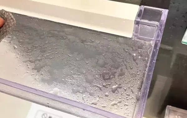 「まさに『魔法のクロス』　水だけで油汚れも水あかも落ちる、話題の100均クロスがこちら」の画像