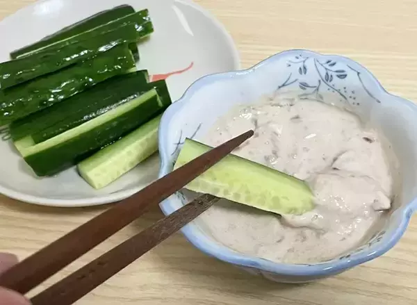 「梅干しに『ヨーグルト』を大さじ2杯！　キュウリにつけてみたら…」の画像