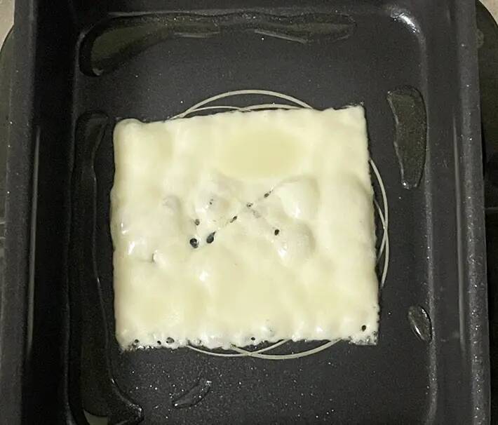 卵を落とす前に一工夫 目玉焼きに食材を1つ足すだけで…「カリカリ食感」「トーストに合う」