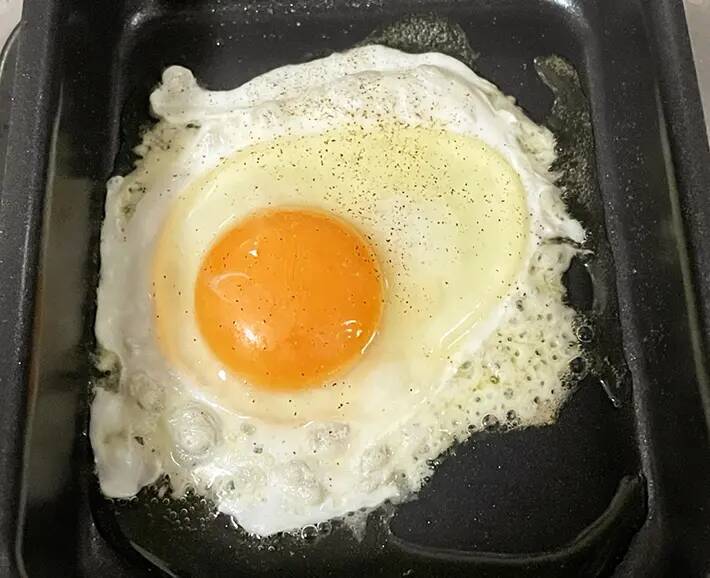卵を落とす前に一工夫 目玉焼きに食材を1つ足すだけで…「カリカリ食感」「トーストに合う」