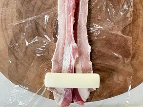 薄切りの豚肉で『1本』巻いてみて　15分でできる一皿に「そのまま食べるより好きかも」