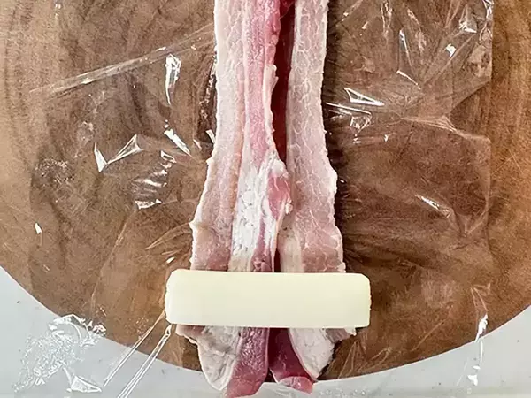 薄切りの豚肉で『1本』巻いてみて　15分でできる一皿に「そのまま食べるより好きかも」