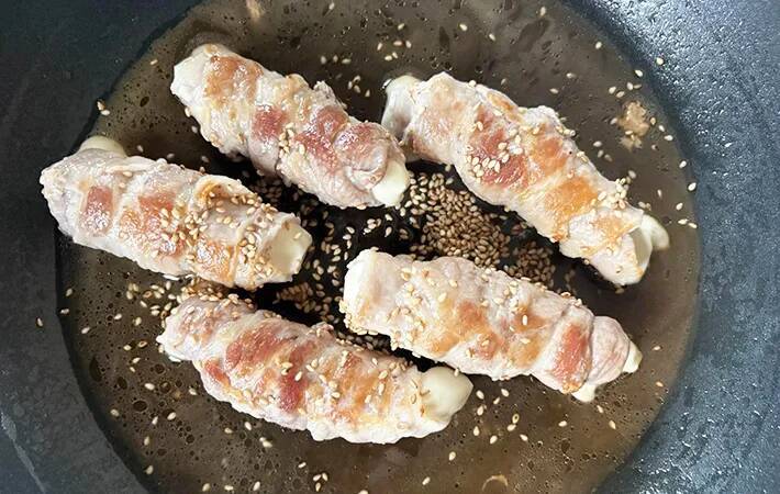 薄切りの豚肉で『1本』巻いてみて　15分でできる一皿に「そのまま食べるより好きかも」