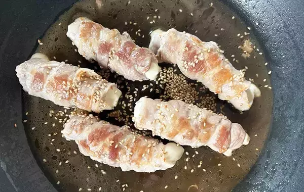 「薄切りの豚肉で『1本』巻いてみて　15分でできる一皿に「そのまま食べるより好きかも」」の画像