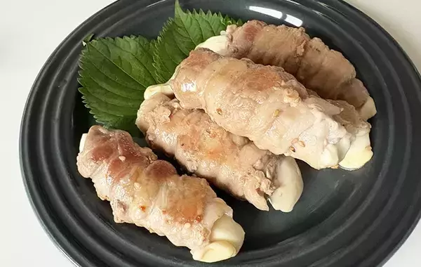 「薄切りの豚肉で『1本』巻いてみて　15分でできる一皿に「そのまま食べるより好きかも」」の画像
