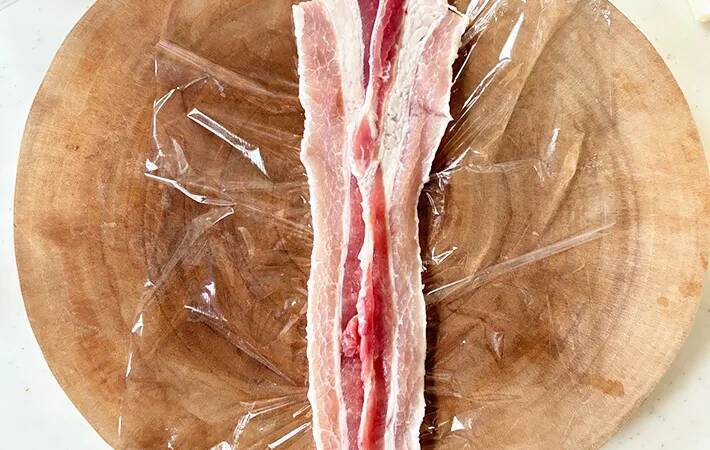 薄切りの豚肉で『1本』巻いてみて　15分でできる一皿に「そのまま食べるより好きかも」