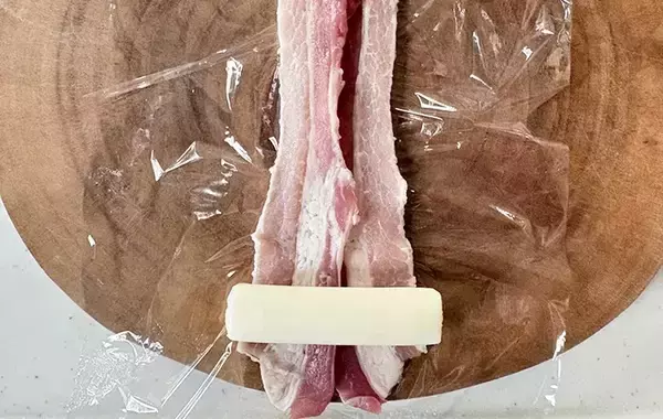 「薄切りの豚肉で『1本』巻いてみて　15分でできる一皿に「そのまま食べるより好きかも」」の画像