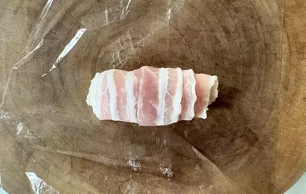 「薄切りの豚肉で『1本』巻いてみて　15分でできる一皿に「そのまま食べるより好きかも」」の画像