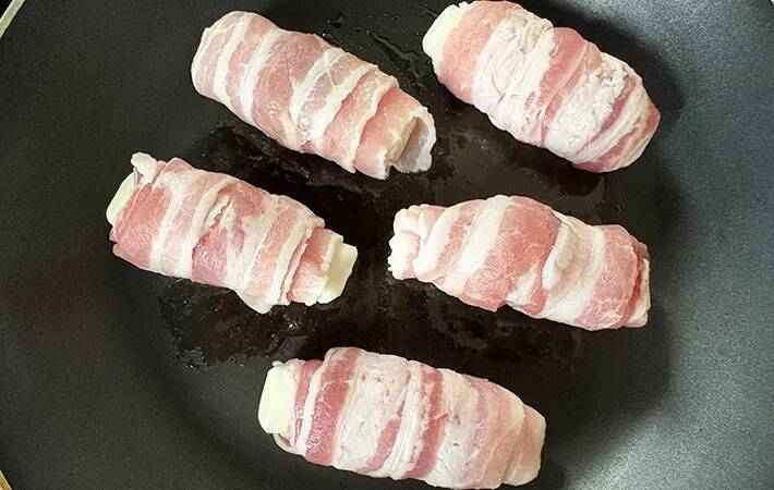 薄切りの豚肉で『1本』巻いてみて　15分でできる一皿に「そのまま食べるより好きかも」