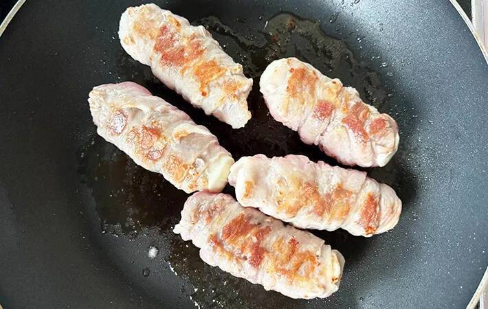 薄切りの豚肉で『1本』巻いてみて　15分でできる一皿に「そのまま食べるより好きかも」