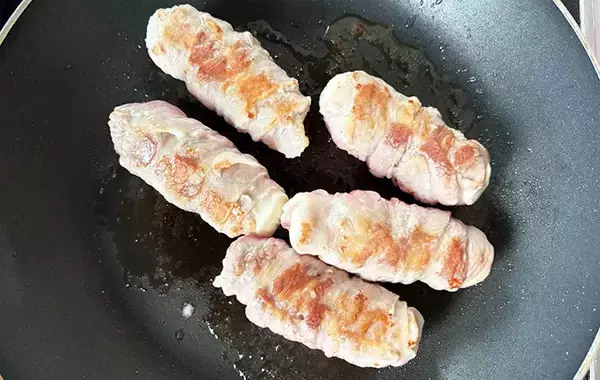 「薄切りの豚肉で『1本』巻いてみて　15分でできる一皿に「そのまま食べるより好きかも」」の画像