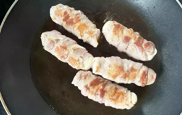 「薄切りの豚肉で『1本』巻いてみて　15分でできる一皿に「そのまま食べるより好きかも」」の画像