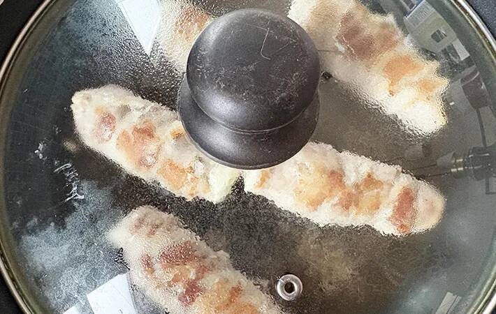 薄切りの豚肉で『1本』巻いてみて　15分でできる一皿に「そのまま食べるより好きかも」