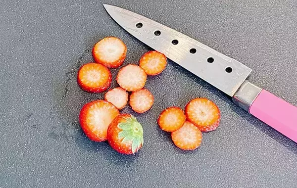 「イチゴを並べて焼いたら…　完成したパンケーキに、5歳息子が「もったいなくて食べられない！」」の画像