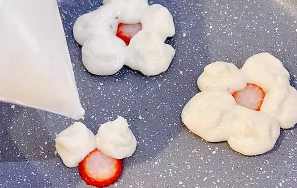 「イチゴを並べて焼いたら…　完成したパンケーキに、5歳息子が「もったいなくて食べられない！」」の画像