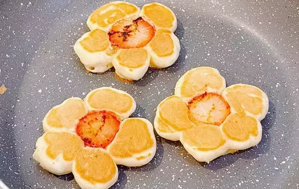 「イチゴを並べて焼いたら…　完成したパンケーキに、5歳息子が「もったいなくて食べられない！」」の画像