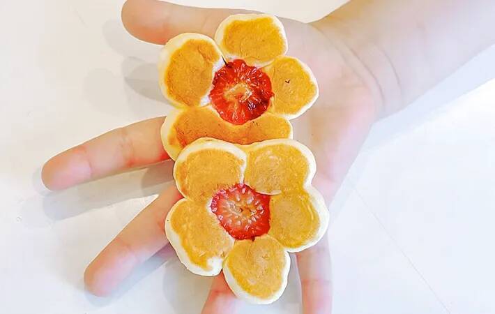 イチゴを並べて焼いたら…　完成したパンケーキに、5歳息子が「もったいなくて食べられない！」