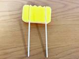 「切り込みを入れたスポンジに『割り箸』を挟めばOK　食器洗いがラクになる簡単アイディア」の画像1