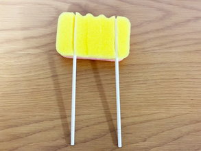 切り込みを入れたスポンジに『割り箸』を挟めばOK　食器洗いがラクになる簡単アイディア