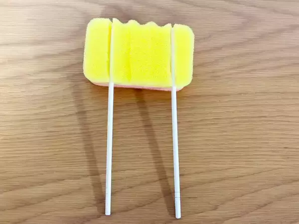 切り込みを入れたスポンジに『割り箸』を挟めばOK　食器洗いがラクになる簡単アイディア