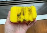 「切り込みを入れたスポンジに『割り箸』を挟めばOK　食器洗いがラクになる簡単アイディア」の画像10