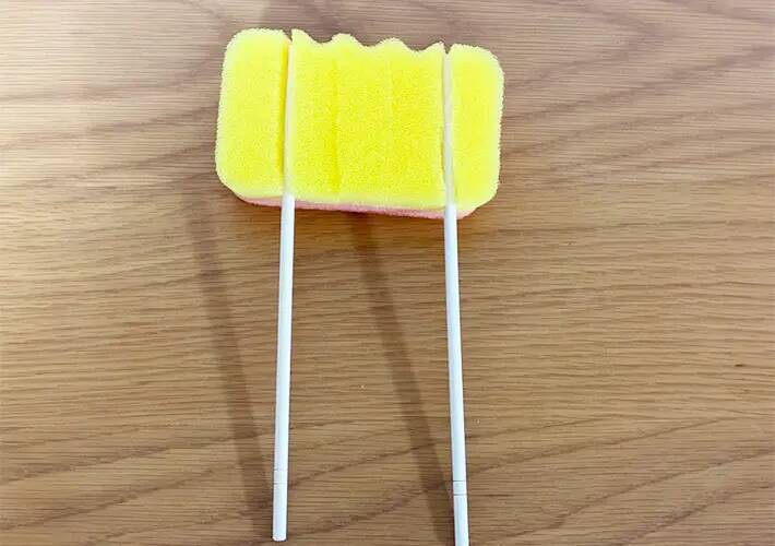 切り込みを入れたスポンジに『割り箸』を挟めばOK　食器洗いがラクになる簡単アイディア