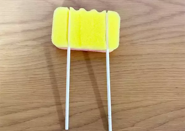 「切り込みを入れたスポンジに『割り箸』を挟めばOK　食器洗いがラクになる簡単アイディア」の画像